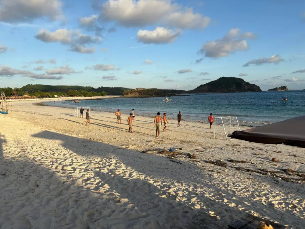 Lokale jongens aan het voetballen op Tanjung Aan beach